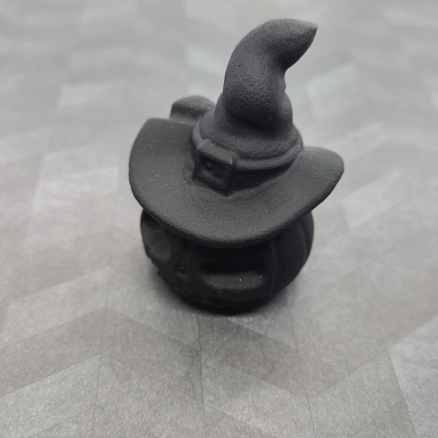 Obsidienne noire | Citrouille avec chapeau sculpté