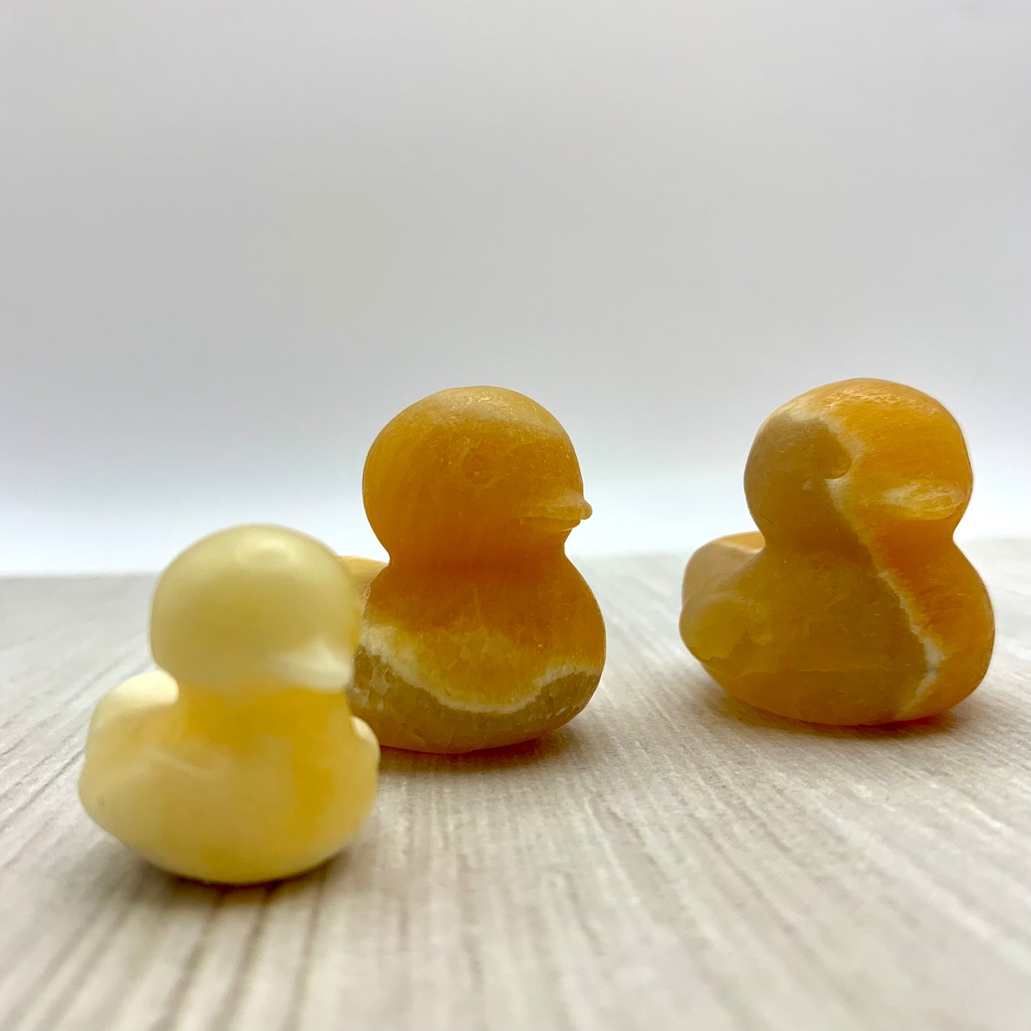 Calcite orange/jaune | Sculpture de canard en caoutchouc